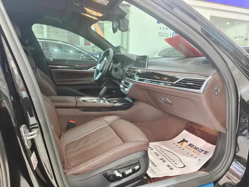 2019 BMW 7 Series 730Li M Sport Package — миниатюра 12