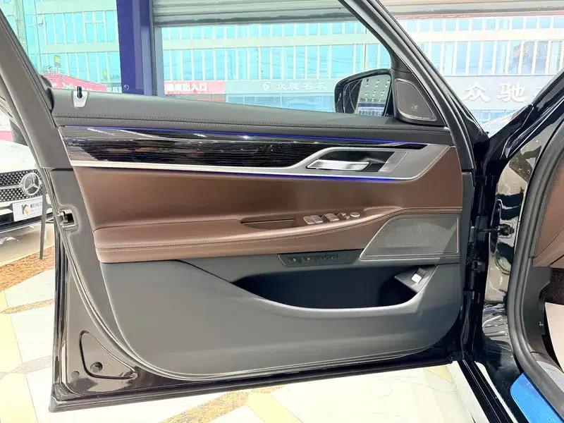 2019 BMW 7 Series 730Li M Sport Package — миниатюра 26