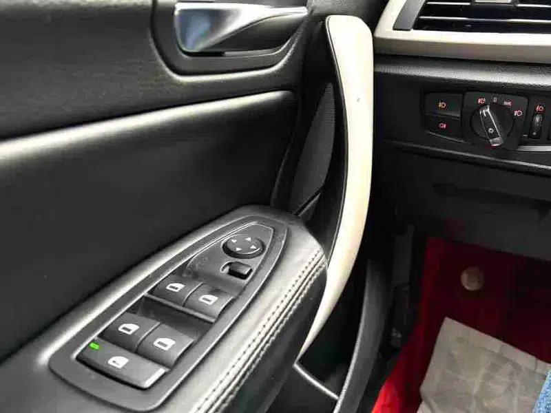 BMW 1 Series (Imported) 2016 118i Leading Edition — миниатюра 11