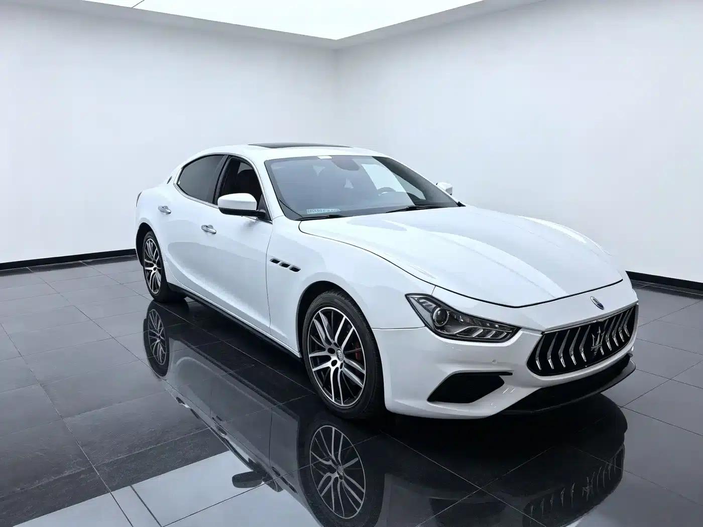 2017 Ghibli 3.0T Standard Edition — миниатюра 3
