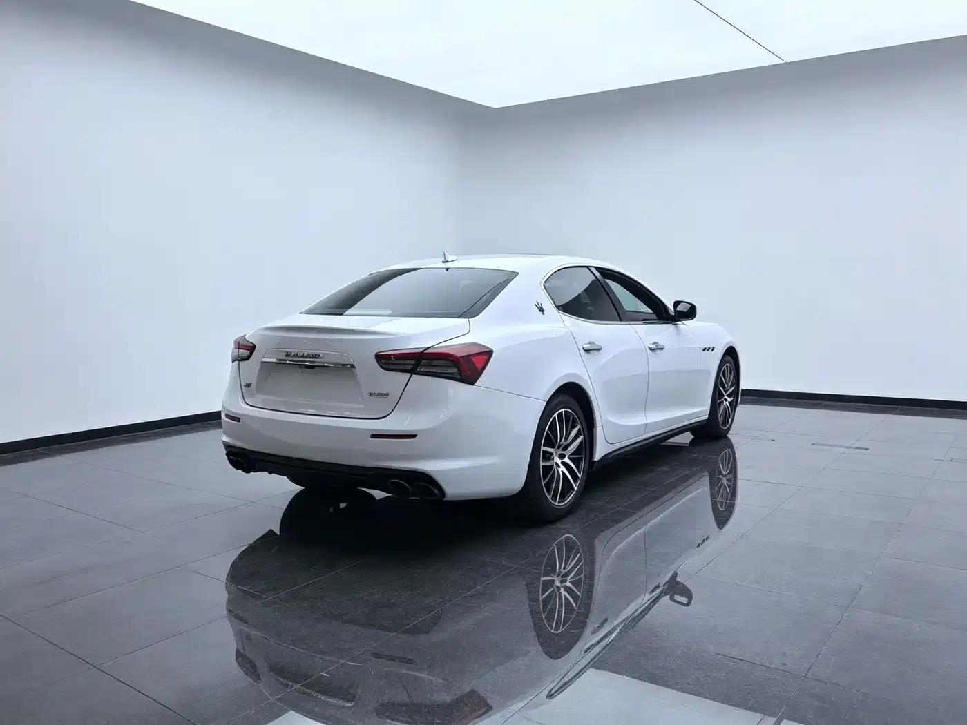 2017 Ghibli 3.0T Standard Edition — миниатюра 4