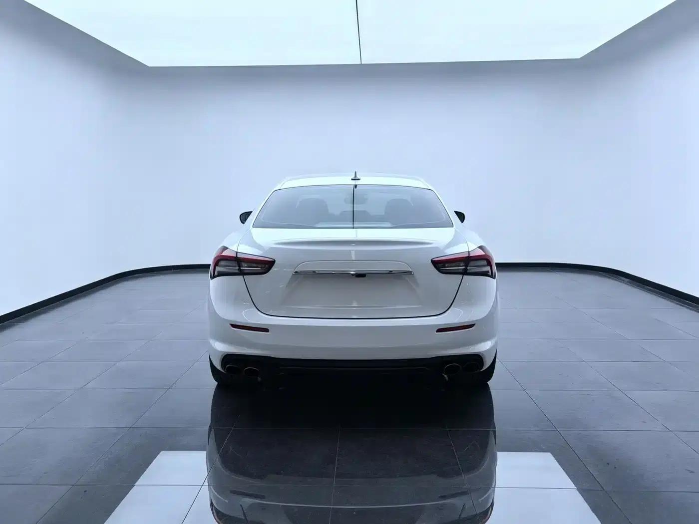 2017 Ghibli 3.0T Standard Edition — миниатюра 5