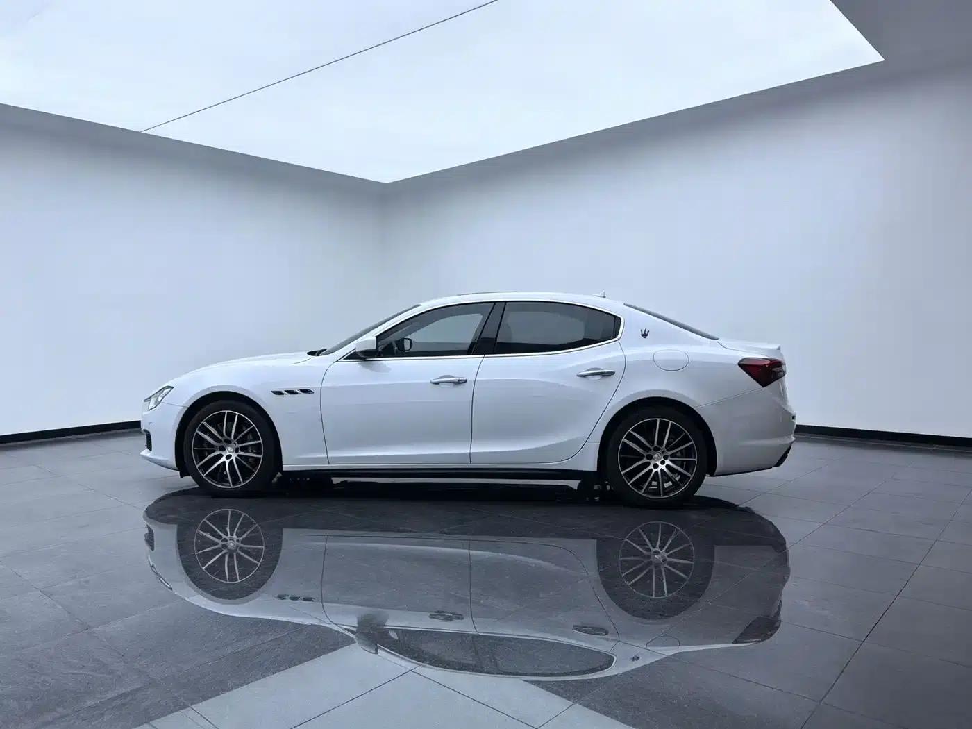 2017 Ghibli 3.0T Standard Edition — миниатюра 6