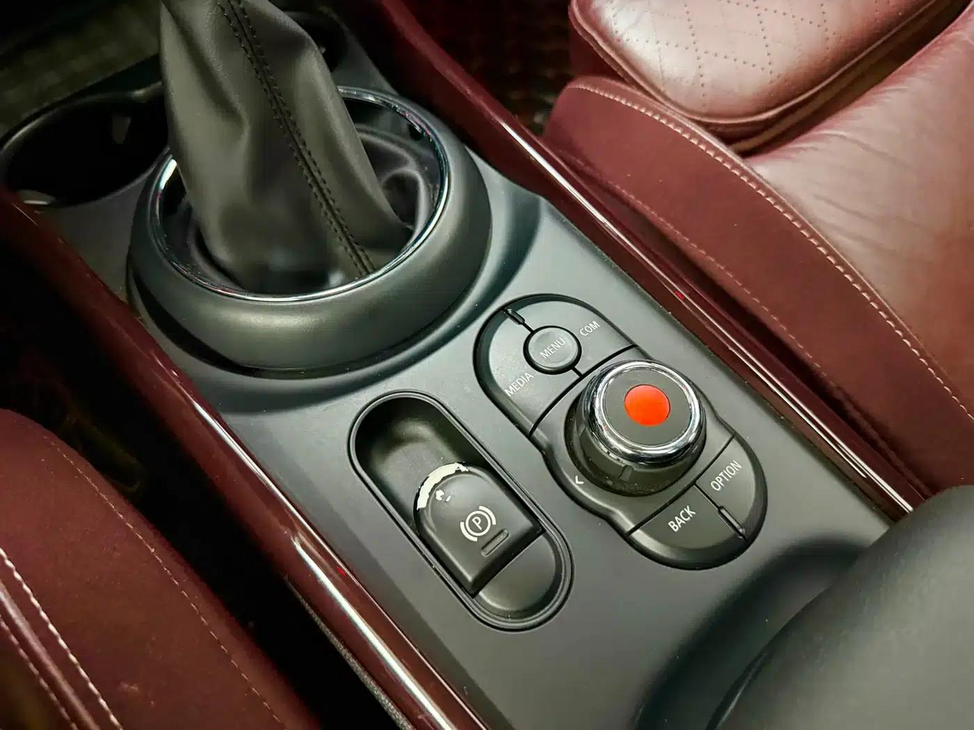 2016 MINI CLUBMAN Facelift 1.5T COOPER Connoisseur Edition — миниатюра 12