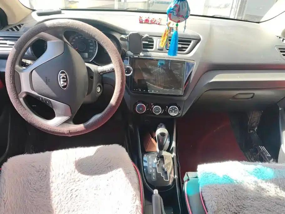Kia K2 2015 Hatchback 1.4L AT GLS Cool Edition — миниатюра 12
