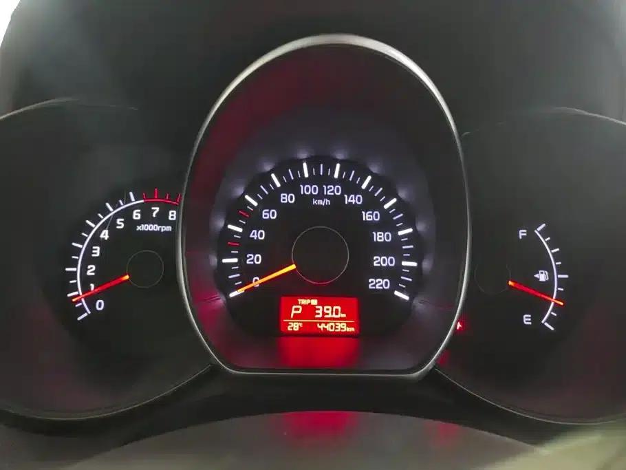 Kia K2 2015 Hatchback 1.4L AT GLS Cool Edition — миниатюра 14