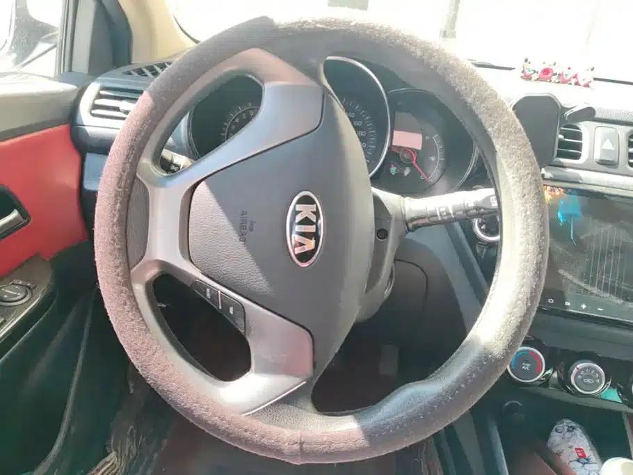Kia K2 2015 Hatchback 1.4L AT GLS Cool Edition — миниатюра 15