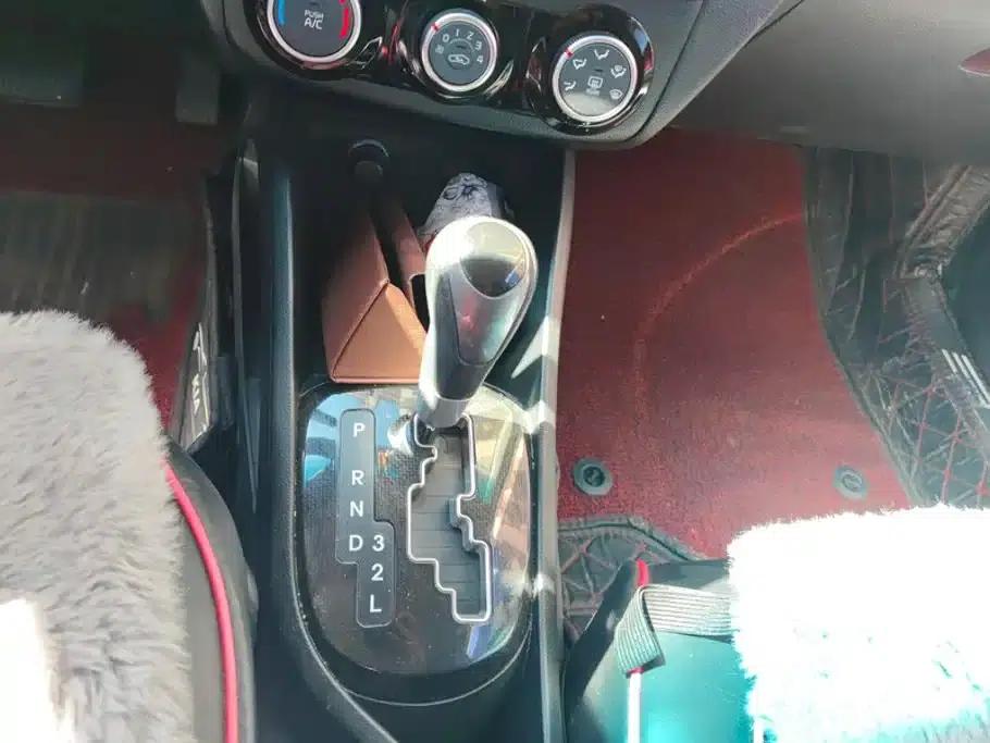 Kia K2 2015 Hatchback 1.4L AT GLS Cool Edition — миниатюра 16