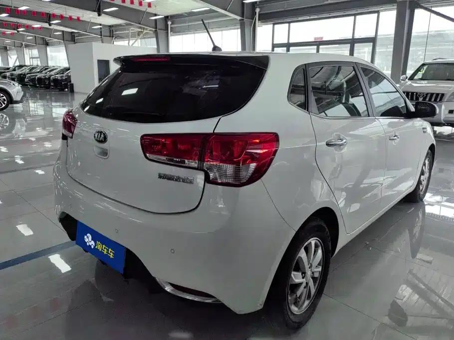 Kia K2 2015 Hatchback 1.4L AT GLS Cool Edition — миниатюра 3