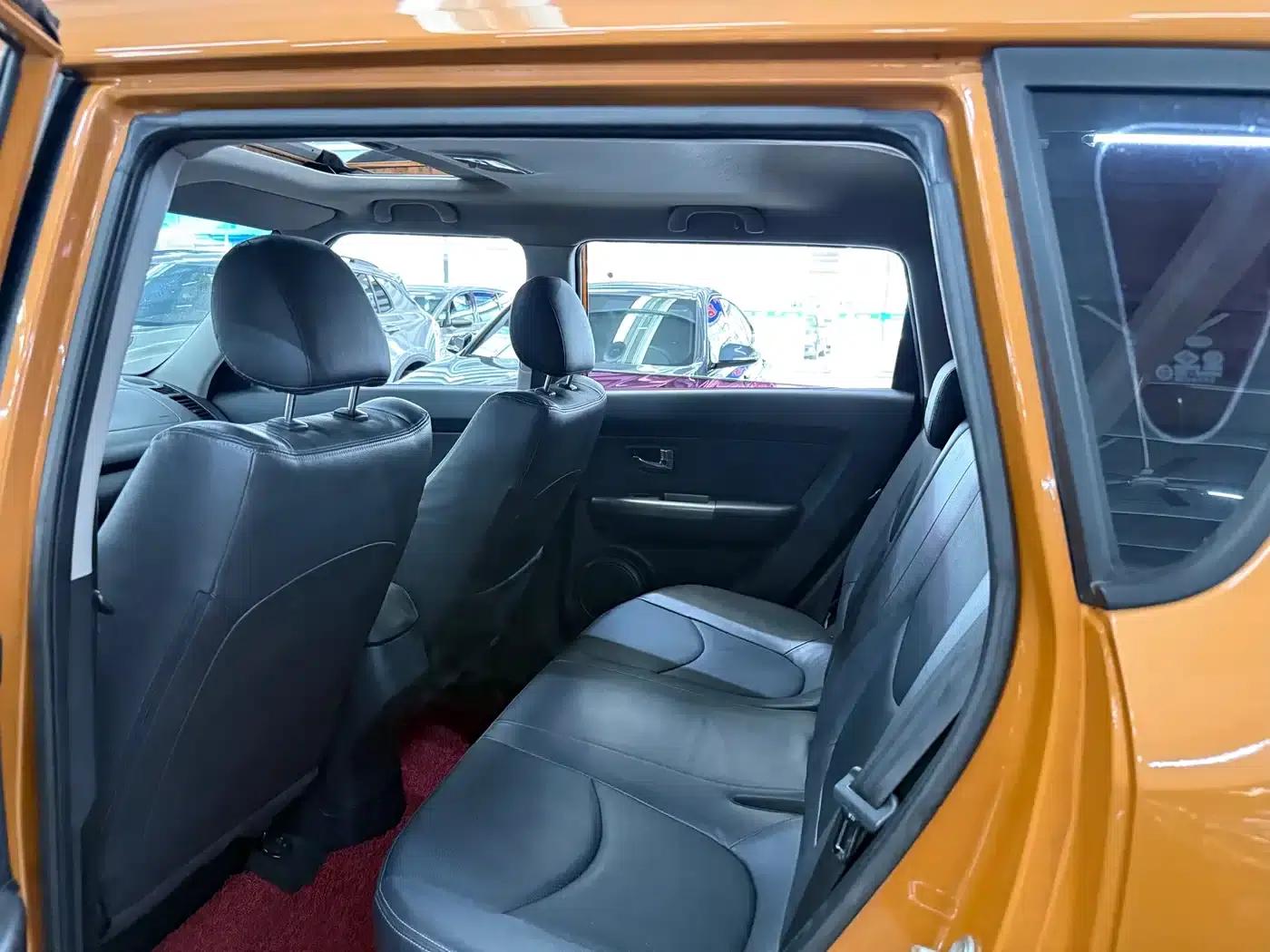 2010 Volkswagen Soul 2.0L AT Premium — миниатюра 11