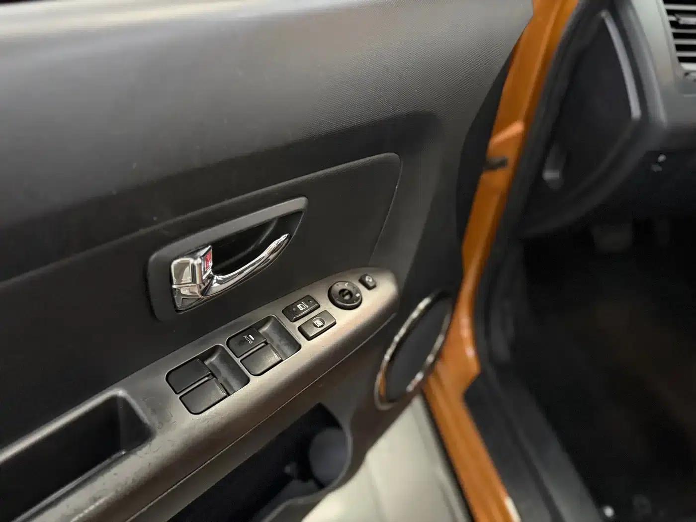 2010 Volkswagen Soul 2.0L AT Premium — миниатюра 3
