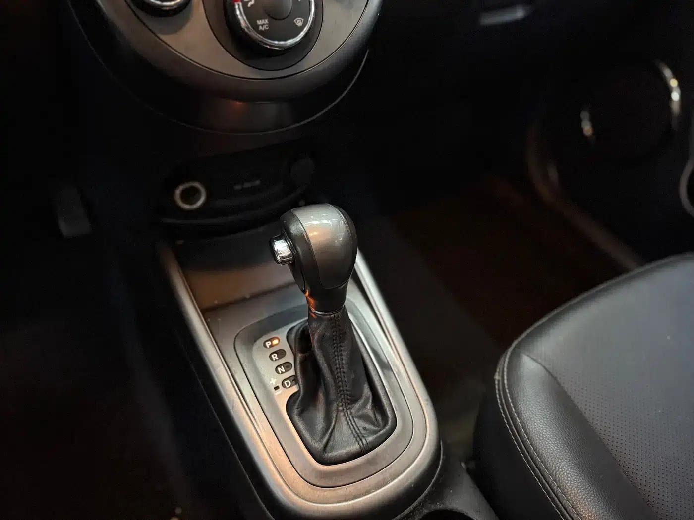 2010 Volkswagen Soul 2.0L AT Premium — миниатюра 4