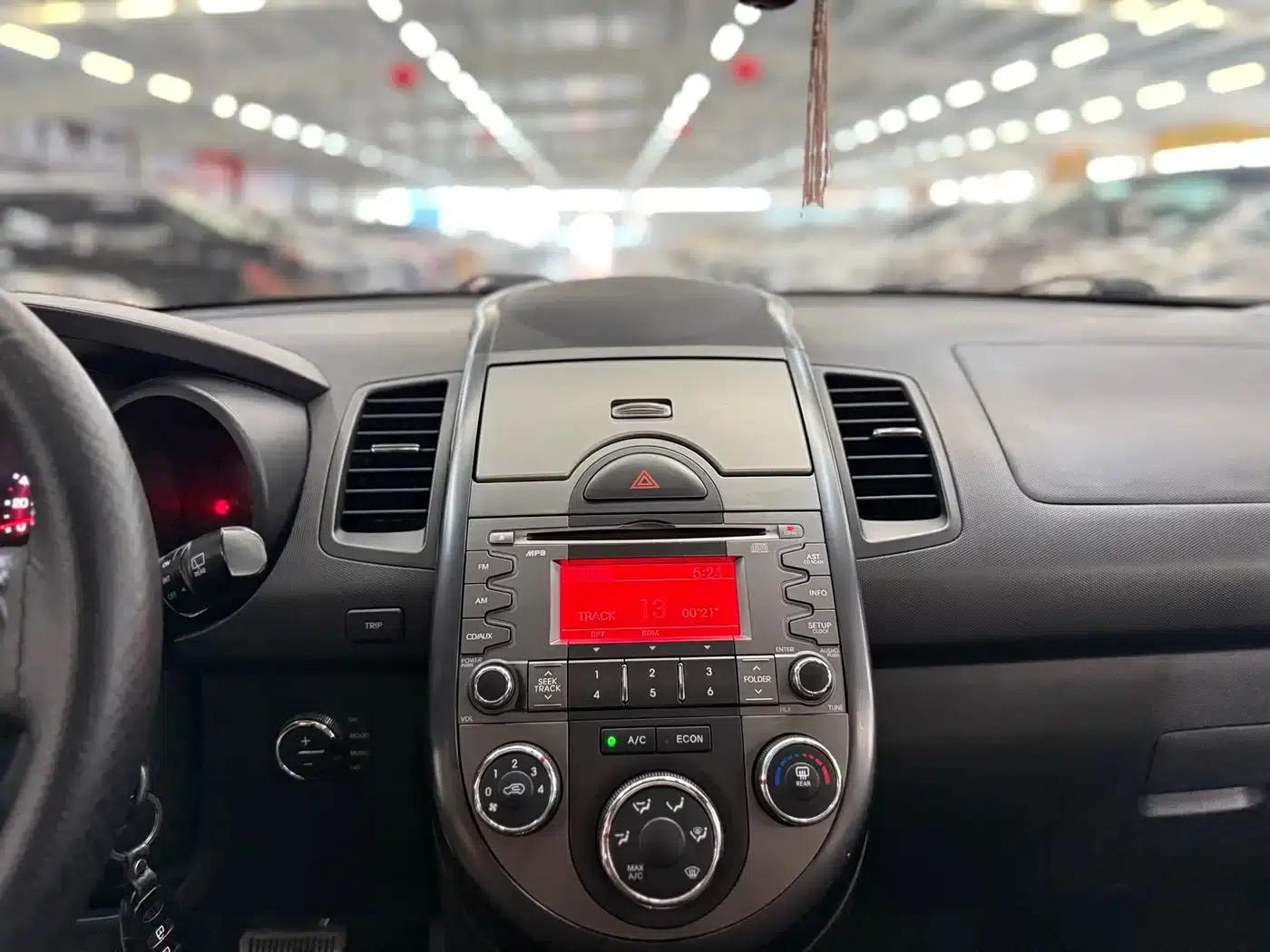 2010 Volkswagen Soul 2.0L AT Premium — миниатюра 5