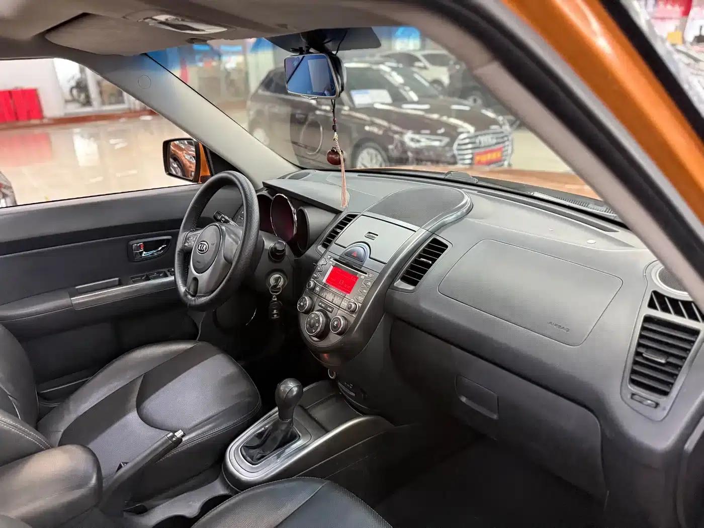 2010 Volkswagen Soul 2.0L AT Premium — миниатюра 7