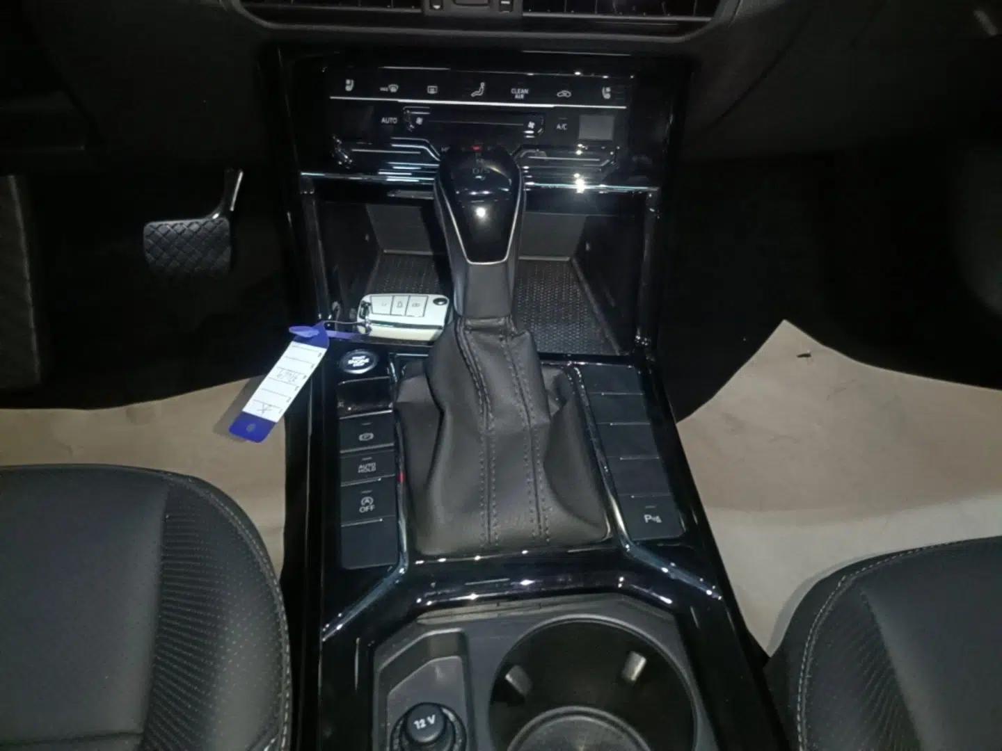 Volkswagen Passat 2025 Outstanding Model 380TSI Starry Dragon Edition — миниатюра 21