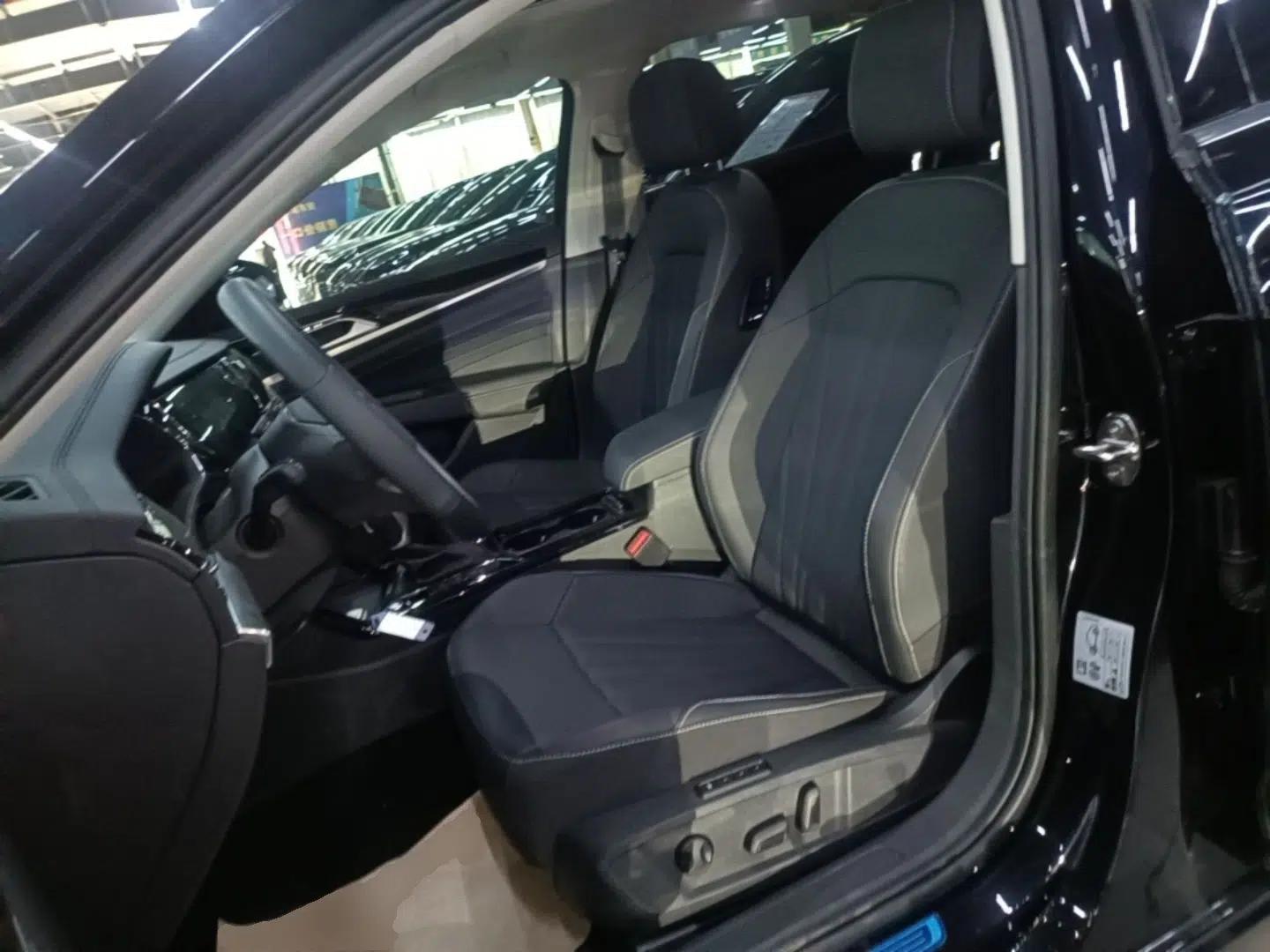 Volkswagen Passat 2025 Outstanding Model 380TSI Starry Dragon Edition — миниатюра 22