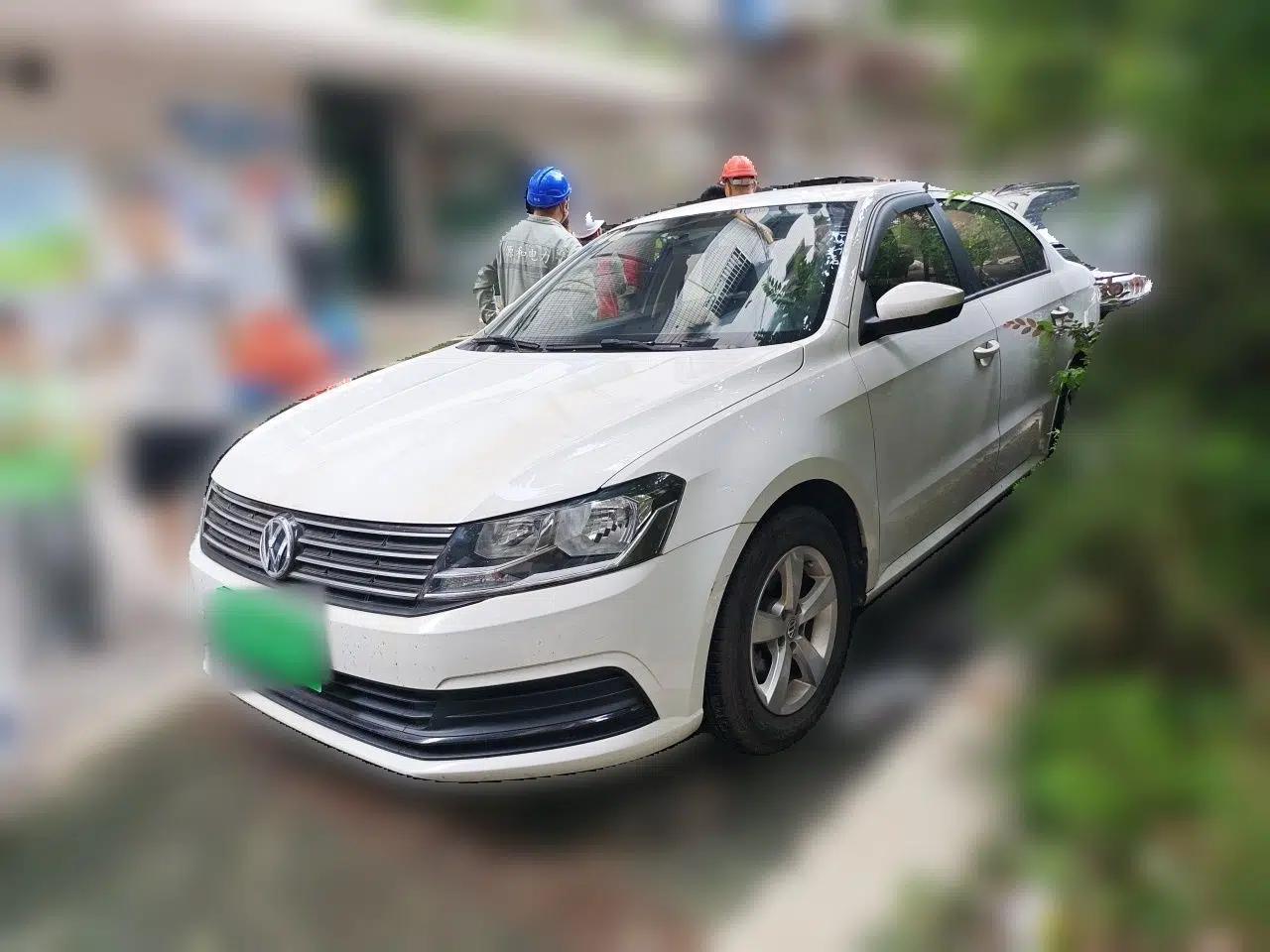 Volkswagen Lavida 2015 1.6L Manual Fashion Edition — миниатюра 1