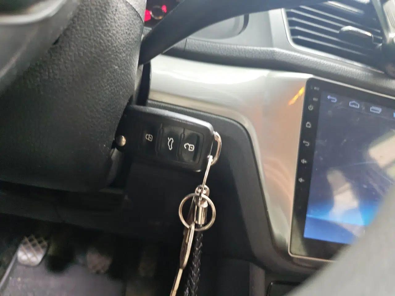 Volkswagen Lavida 2015 1.6L Manual Fashion Edition — миниатюра 17