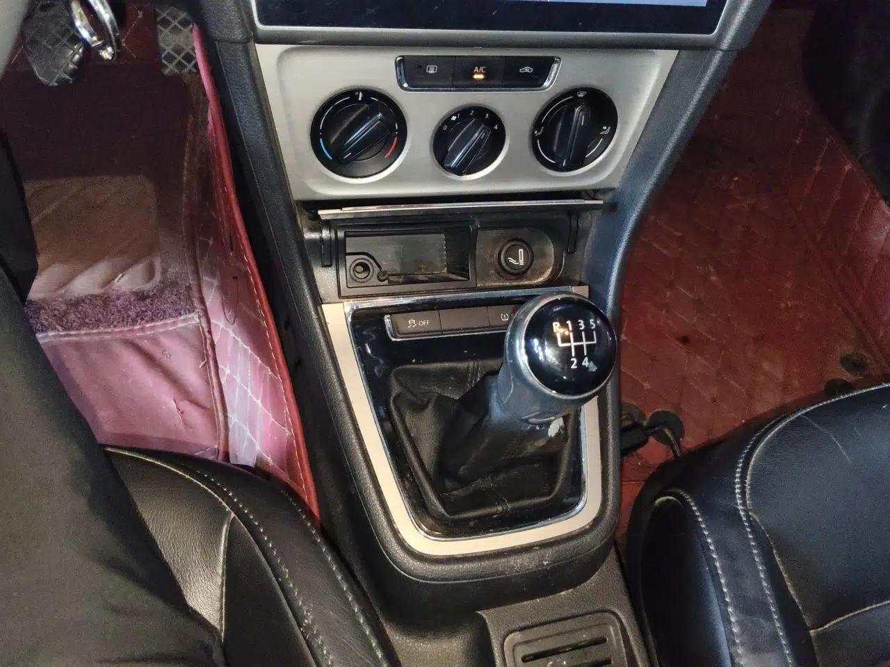 Volkswagen Lavida 2013 Restyled Classic 1.6L Manual Comfort Edition — миниатюра 14
