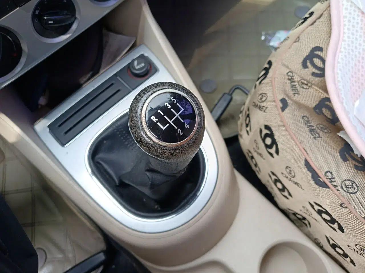 Volkswagen Lavida 2013 Classic 1.6L Manual Fashion Edition — миниатюра 14