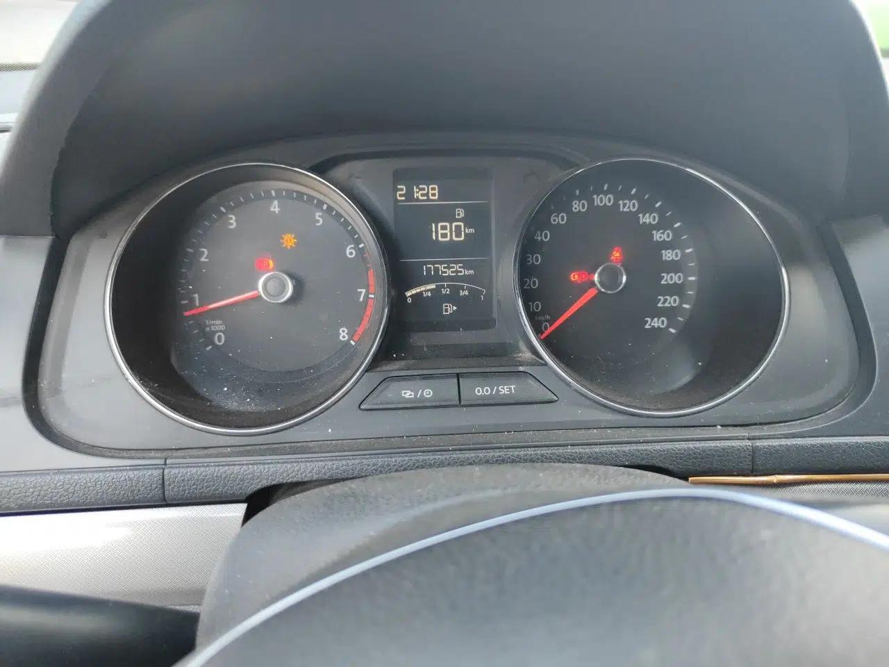 Volkswagen Lavida 2015 1.6L Manual Comfort Edition — миниатюра 11