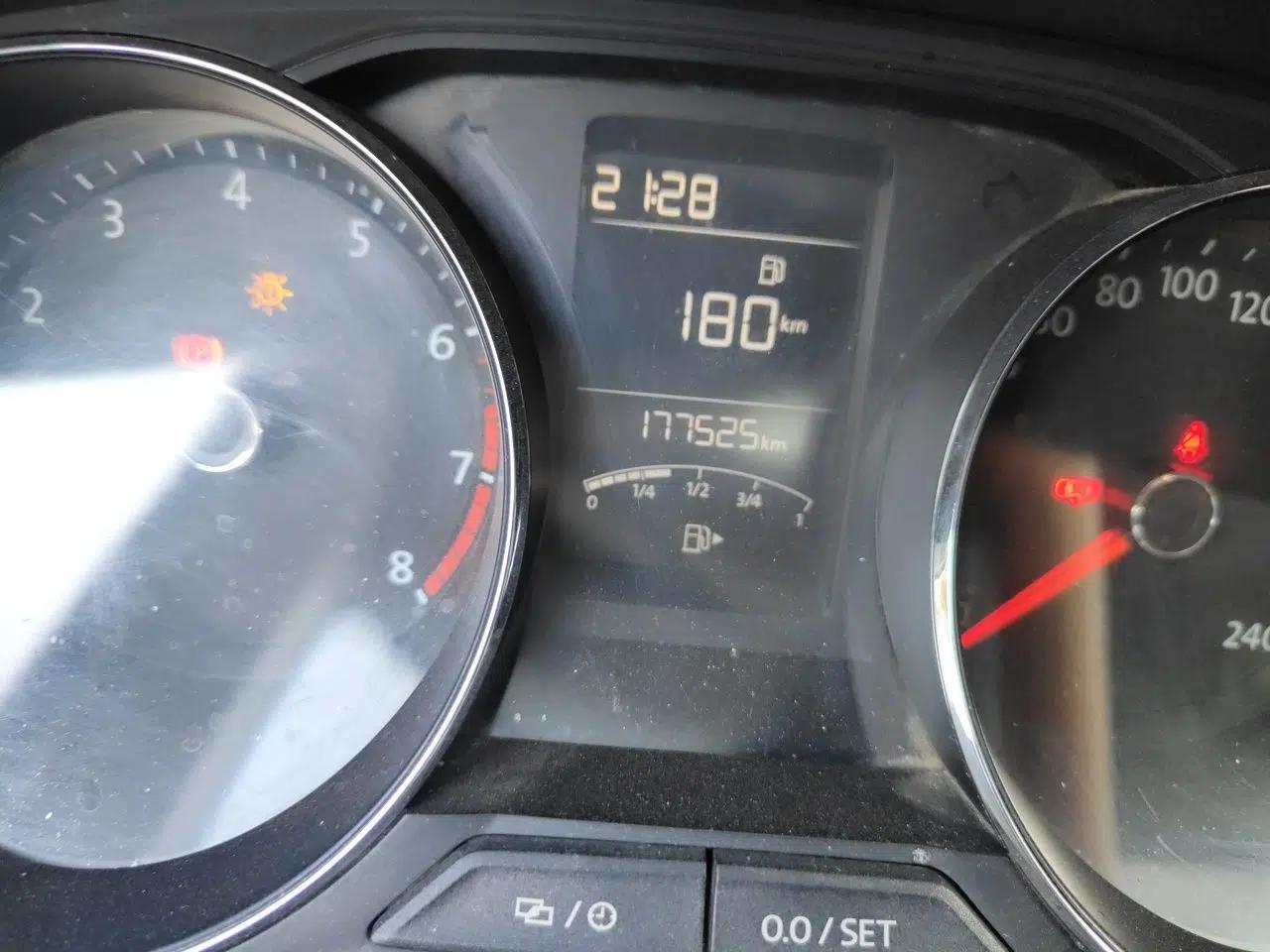Volkswagen Lavida 2015 1.6L Manual Comfort Edition — миниатюра 12