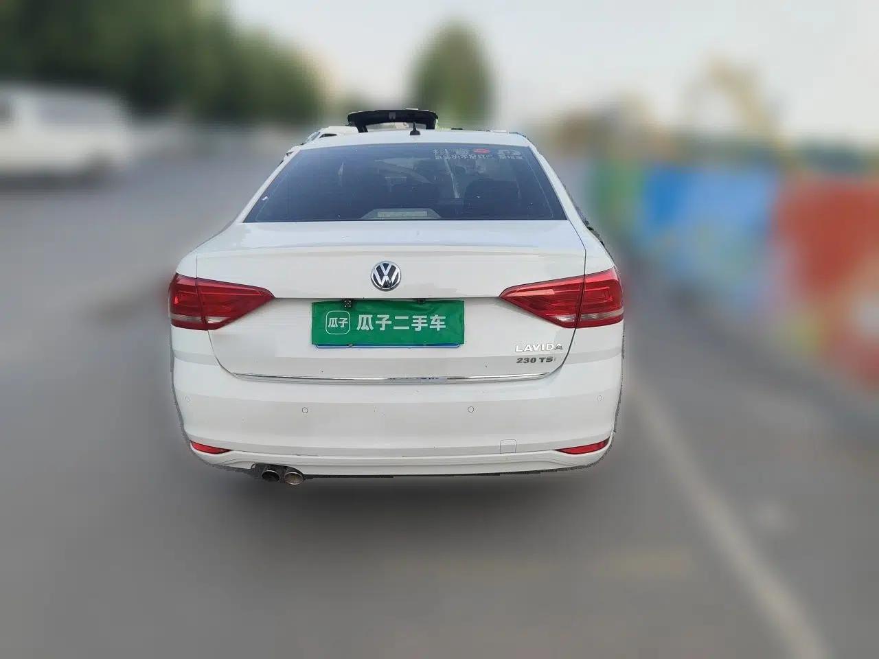 Volkswagen Lavida 2015 1.6L Manual Comfort Edition — миниатюра 5