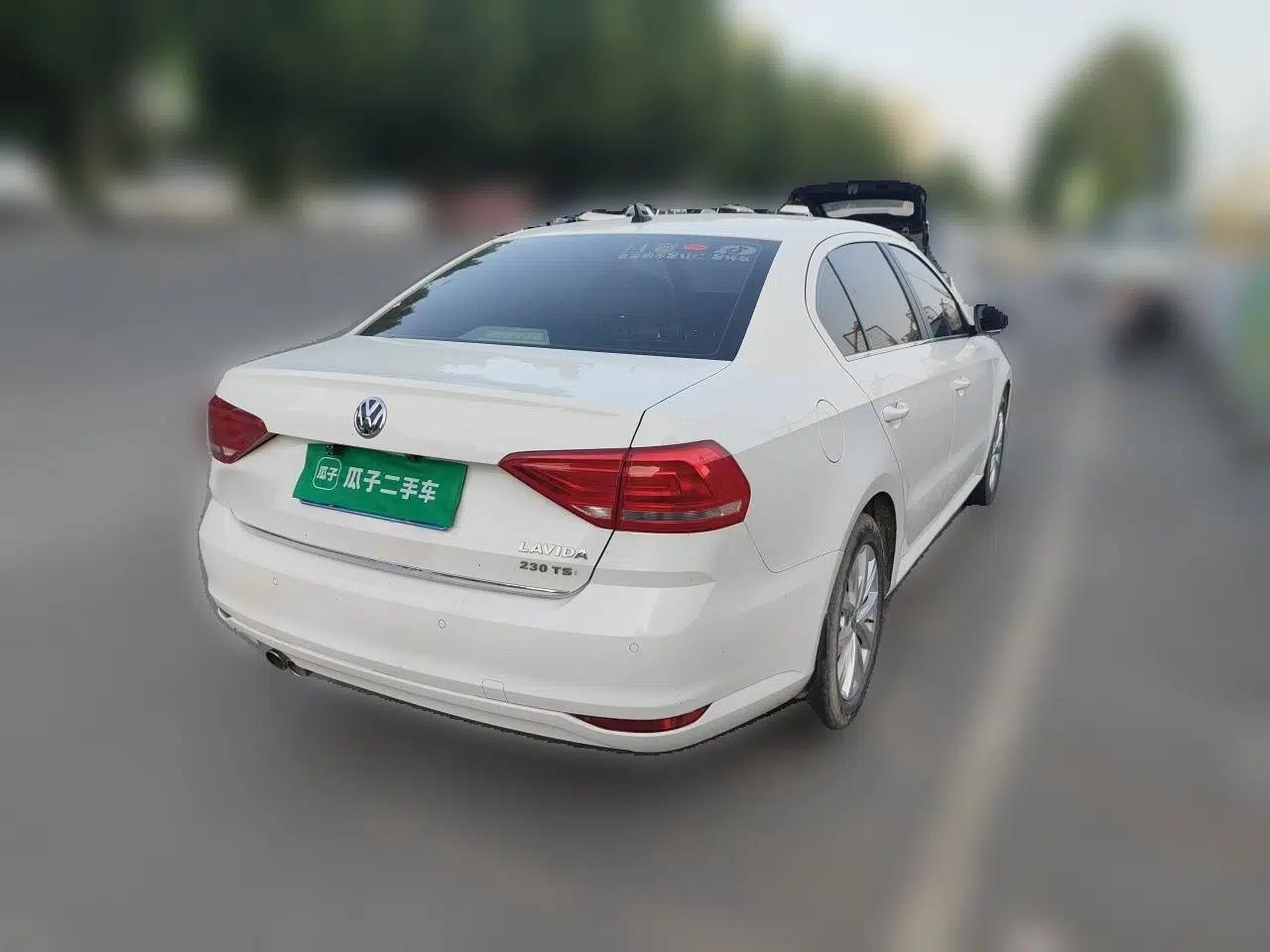 Volkswagen Lavida 2015 1.6L Manual Comfort Edition — миниатюра 6