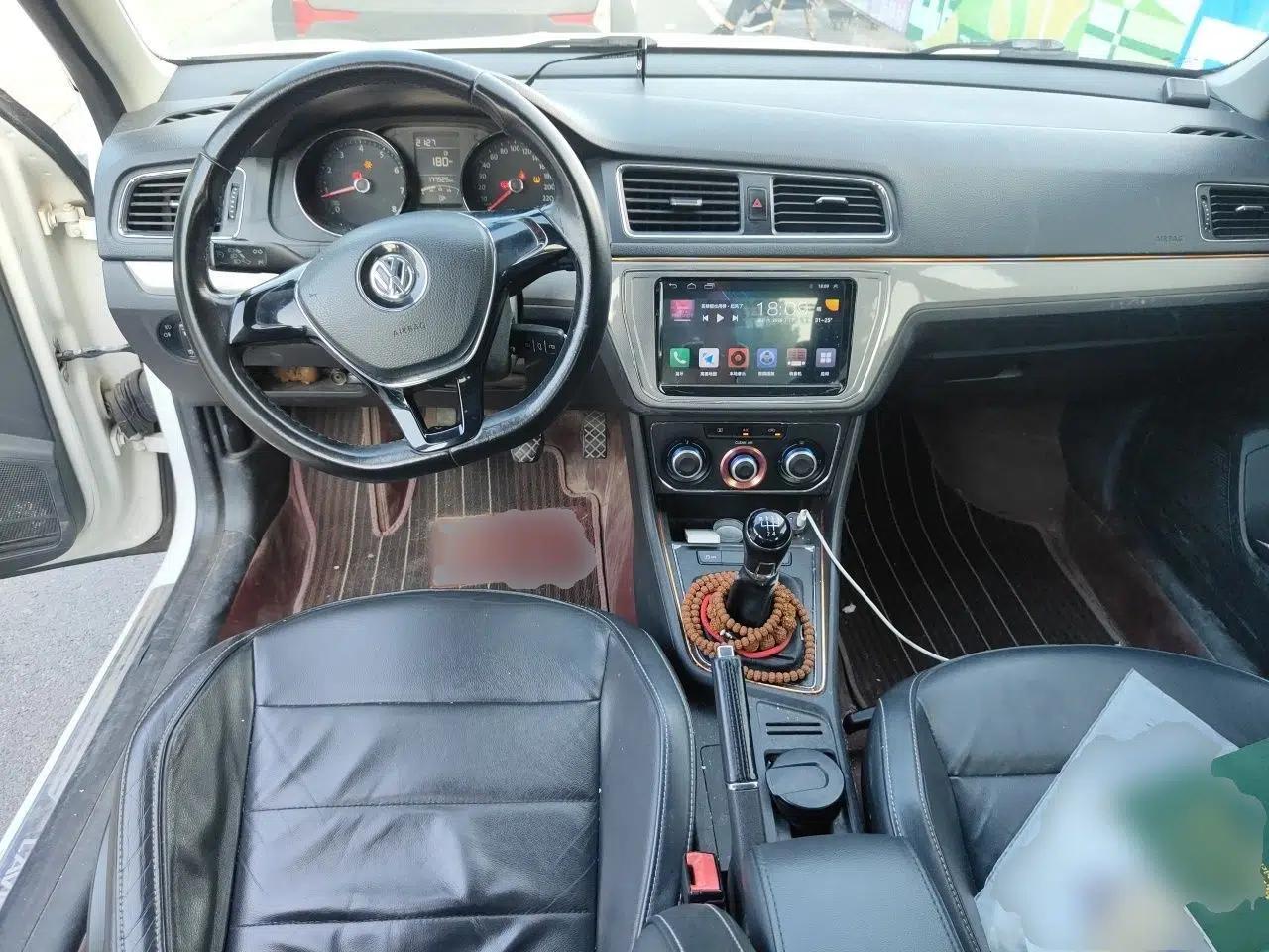 Volkswagen Lavida 2015 1.6L Manual Comfort Edition — миниатюра 9