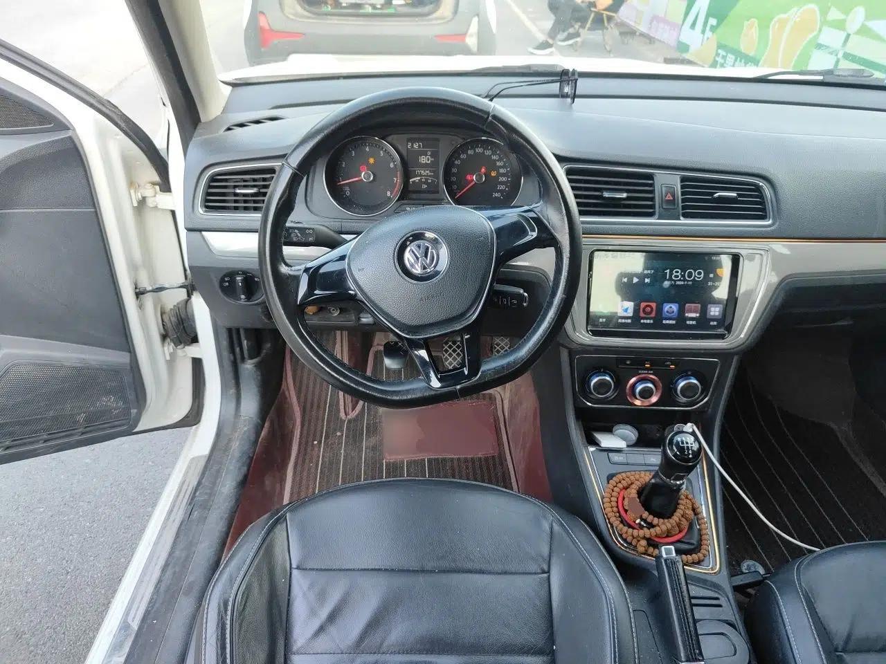 Volkswagen Lavida 2015 1.6L Manual Comfort Edition — миниатюра 10