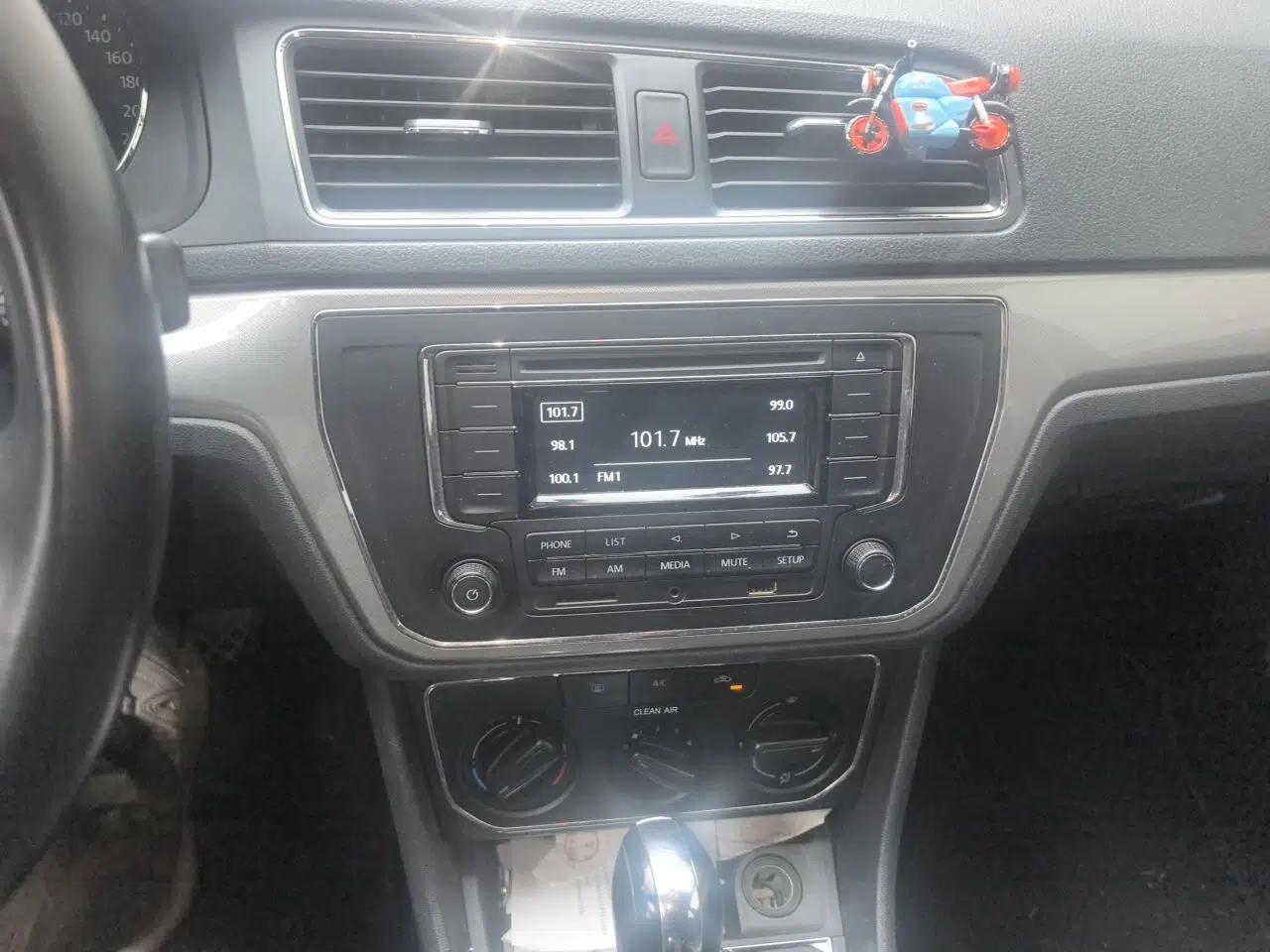 Volkswagen Lavida 2017 1.6L Automatic Comfort Edition — миниатюра 13