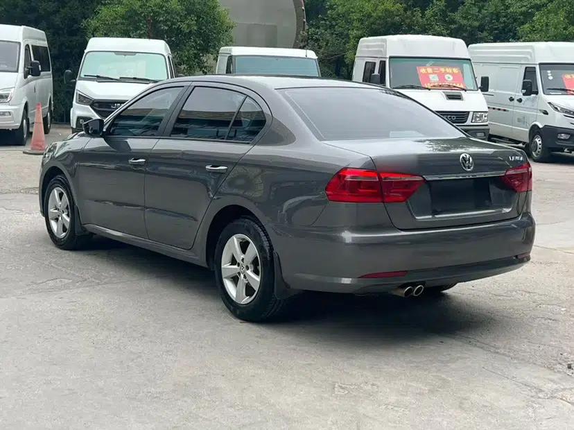Volkswagen Lavida 2013 Revised Classic 1.6L Automatic Fashion Edition — миниатюра 17