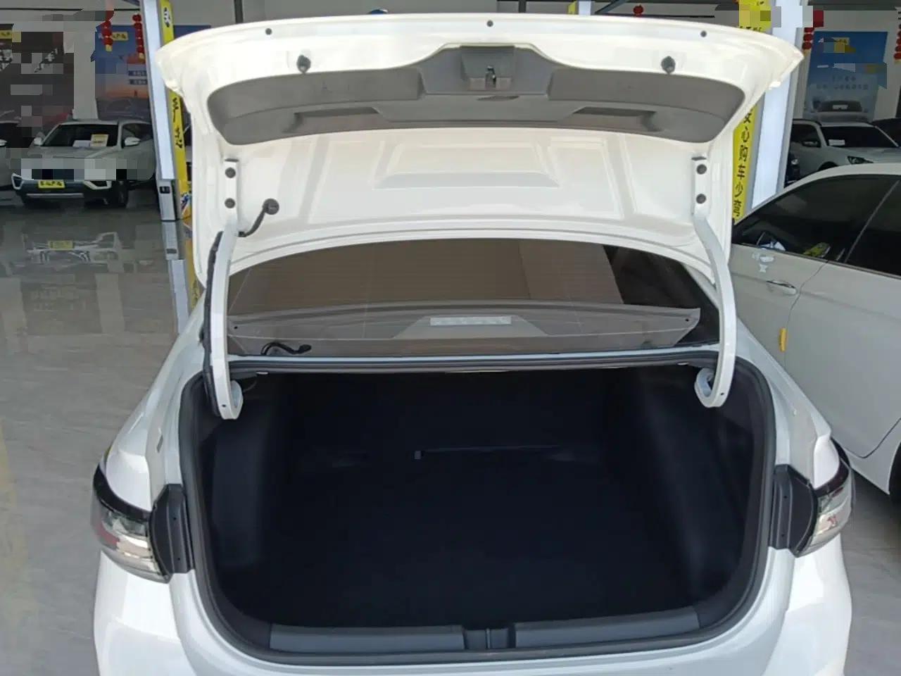 Volkswagen Lavida 2023 New Rui 1.5L Automatic New Yi Edition — миниатюра 22