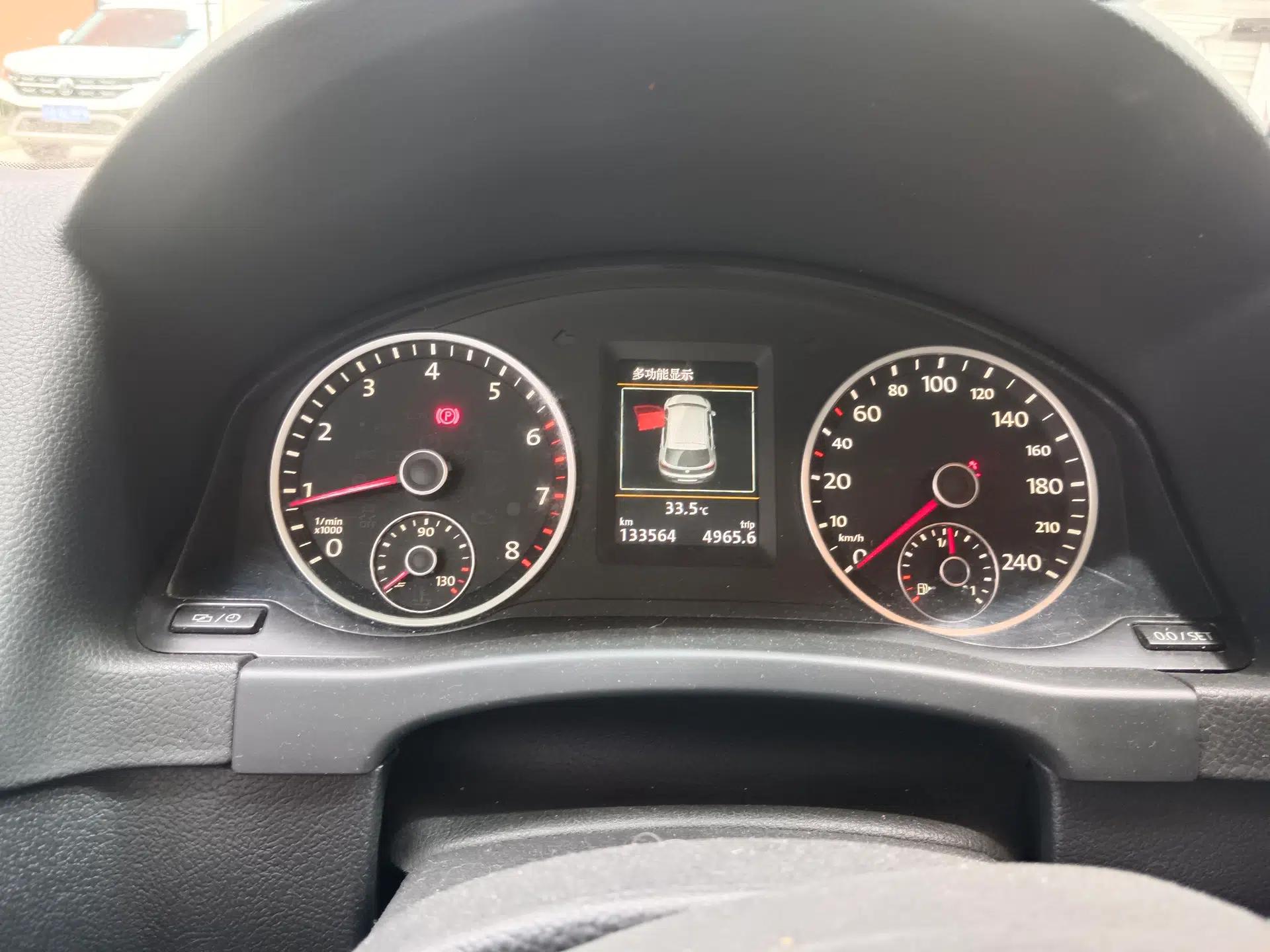 Volkswagen Tiguan 2015 1.8TSI Automatic Two-Wheel Drive Luxury Model — миниатюра 11