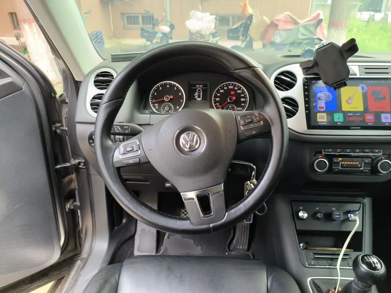 Volkswagen Tiguan 2010 1.8 TSI Manual Two-Wheel Drive Urban Edition — миниатюра 10