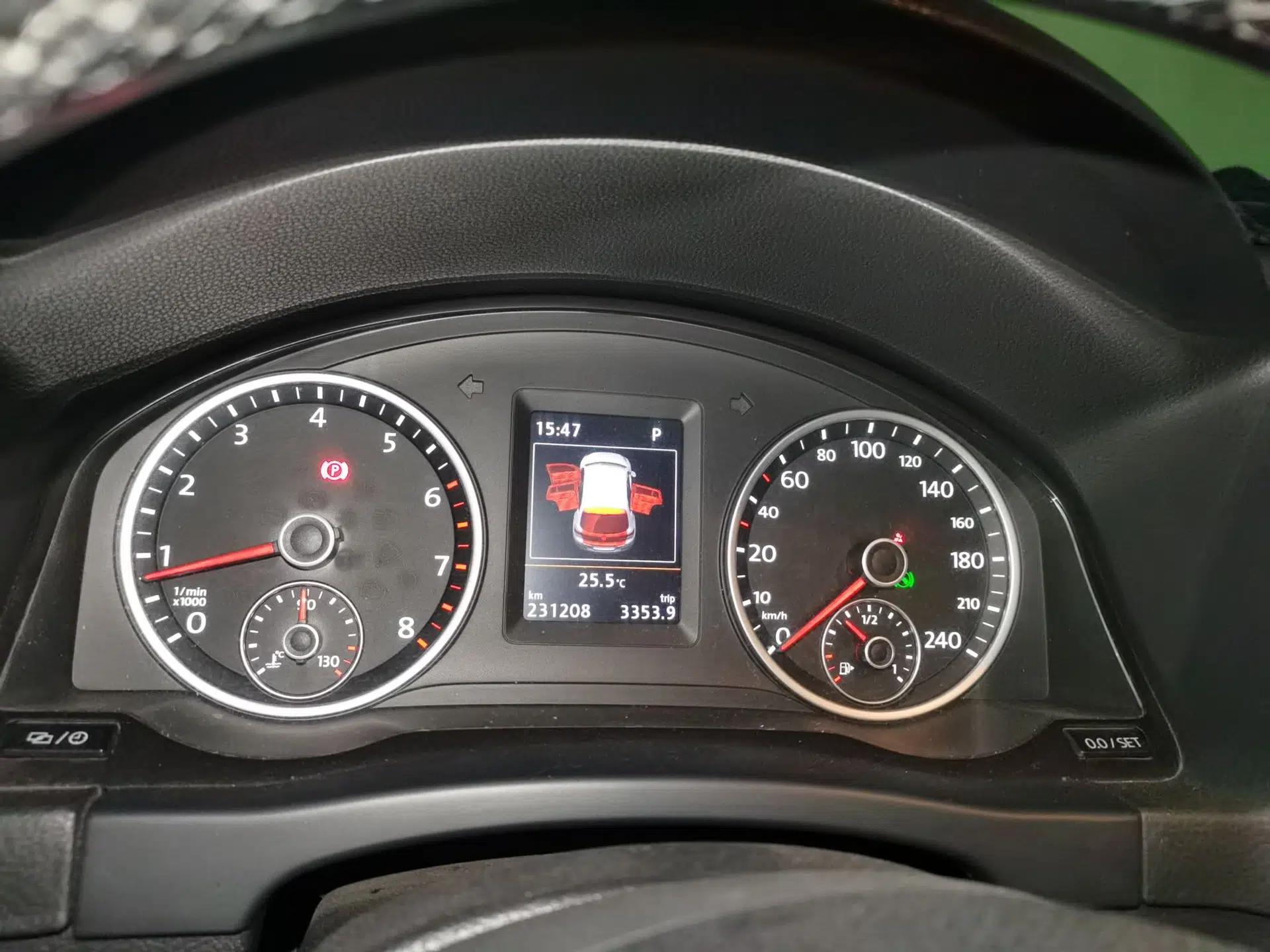 Volkswagen Tiguan 2015 1.8TSI Automatic Two-Wheel Drive Luxury Model — миниатюра 11