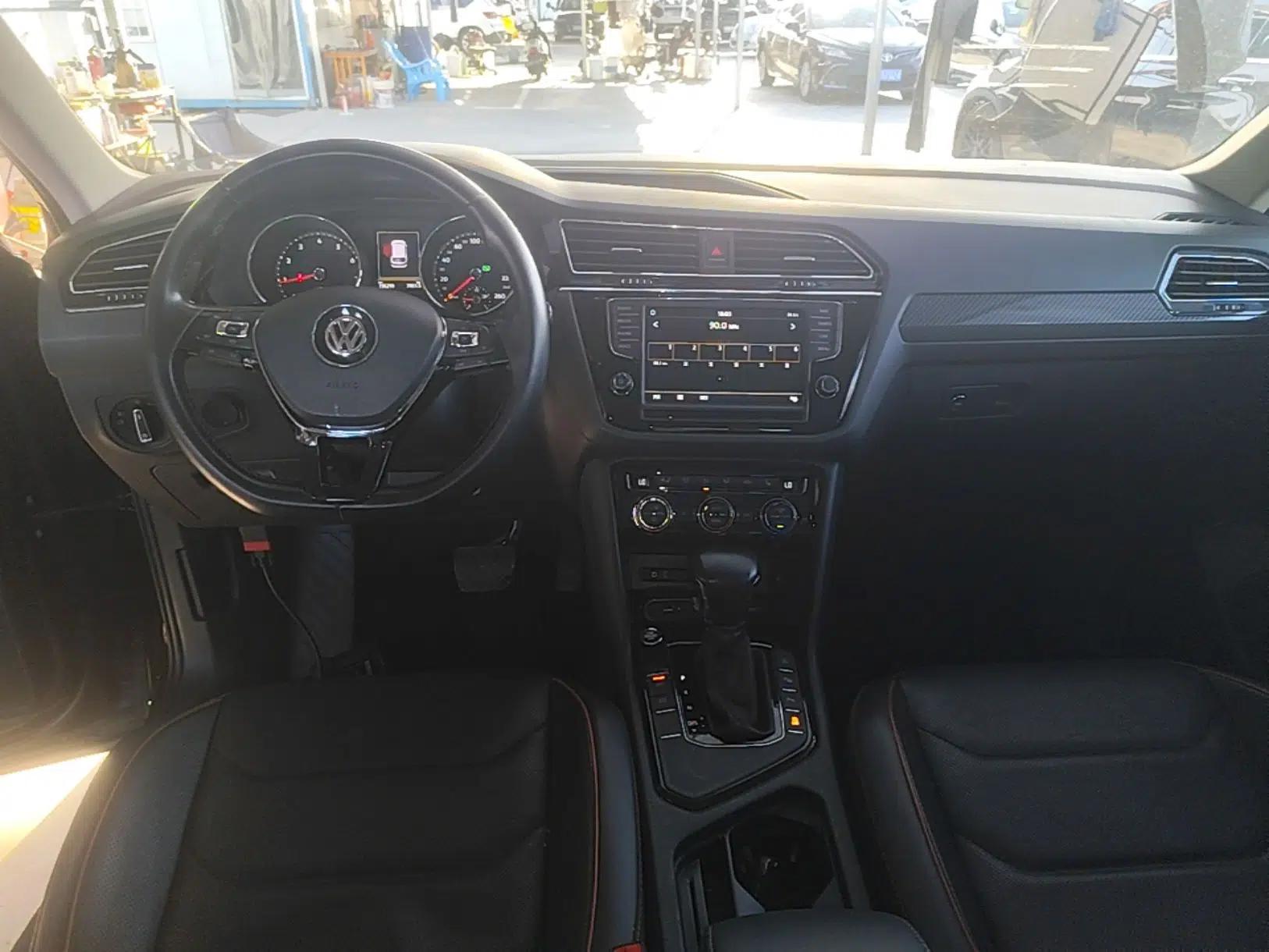 Volkswagen Tiguan L 2018 Revised 330TSI Automatic Two-Wheel Drive Flagship Edition — миниатюра 17