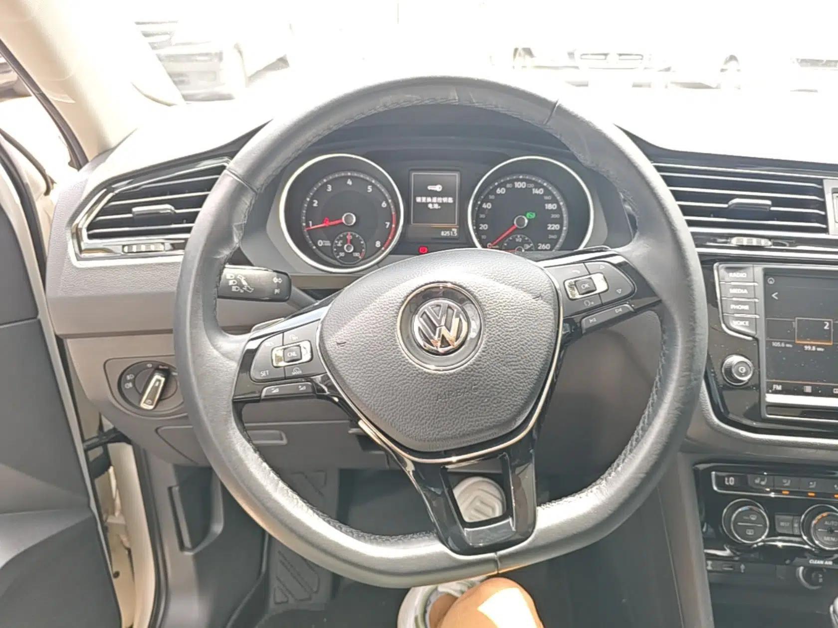 Volkswagen Tiguan L 2017 330TSI Automatic Two-Wheel Drive Luxury Edition — миниатюра 13