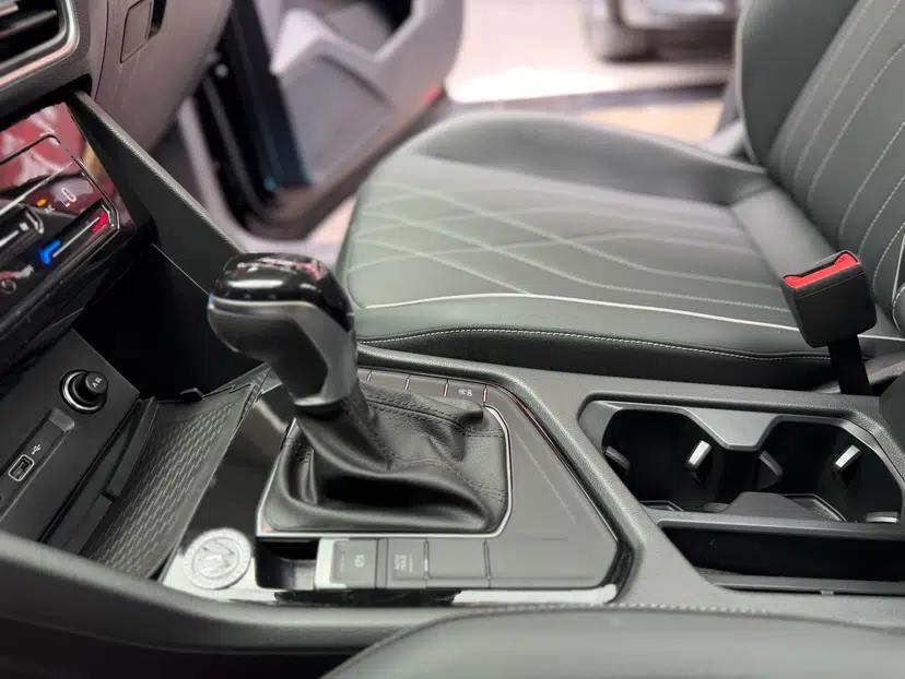 Volkswagen Tiguan L 2025 Model, Outstanding Version, 300TSI Automatic Two-Wheel Drive Longteng Edition — миниатюра 22