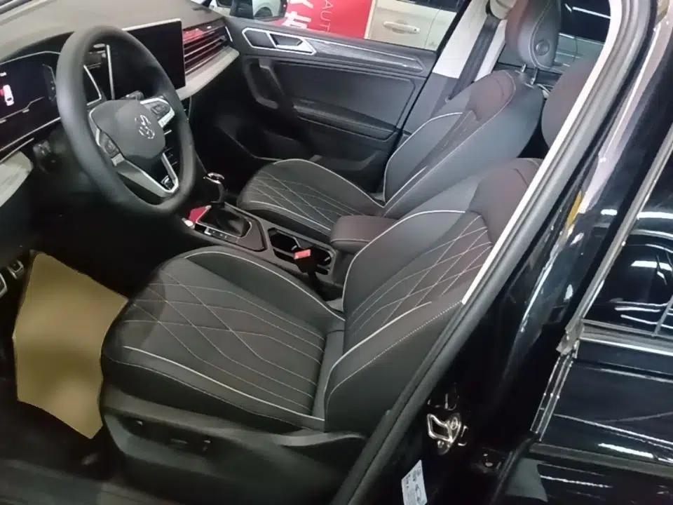 Volkswagen Tiguan L 2025 Model Outstanding Version 330TSI Automatic Two-Wheel Drive R-Line Longyao Edition — миниатюра 22