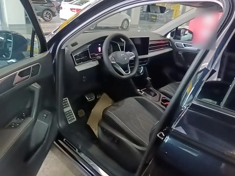 Volkswagen Tiguan L 2025 Model Outstanding Version 330TSI Automatic Two-Wheel Drive R-Line Longyao Edition — миниатюра 23