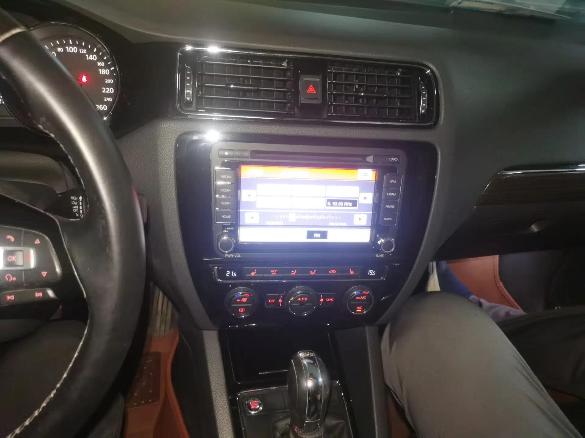 Volkswagen Sagitar 2015 230TSI Automatic Luxury Model — миниатюра 13