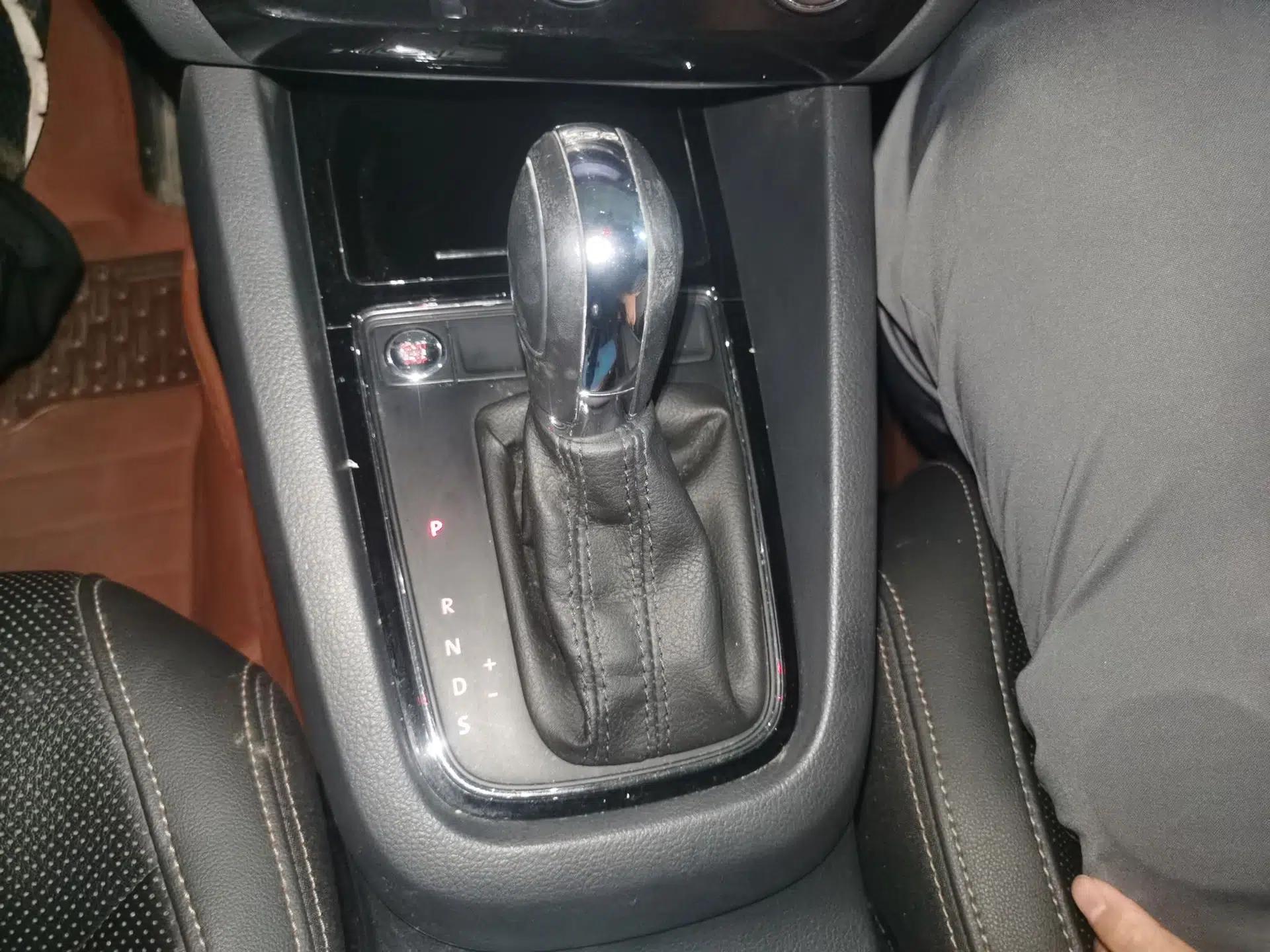 Volkswagen Sagitar 2015 230TSI Automatic Luxury Model — миниатюра 14