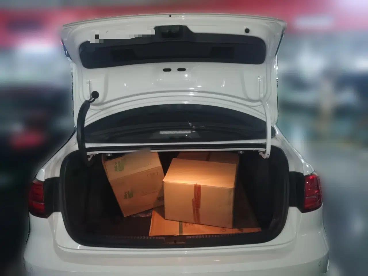 Volkswagen Sagitar 2015 230TSI Automatic Luxury Model — миниатюра 19