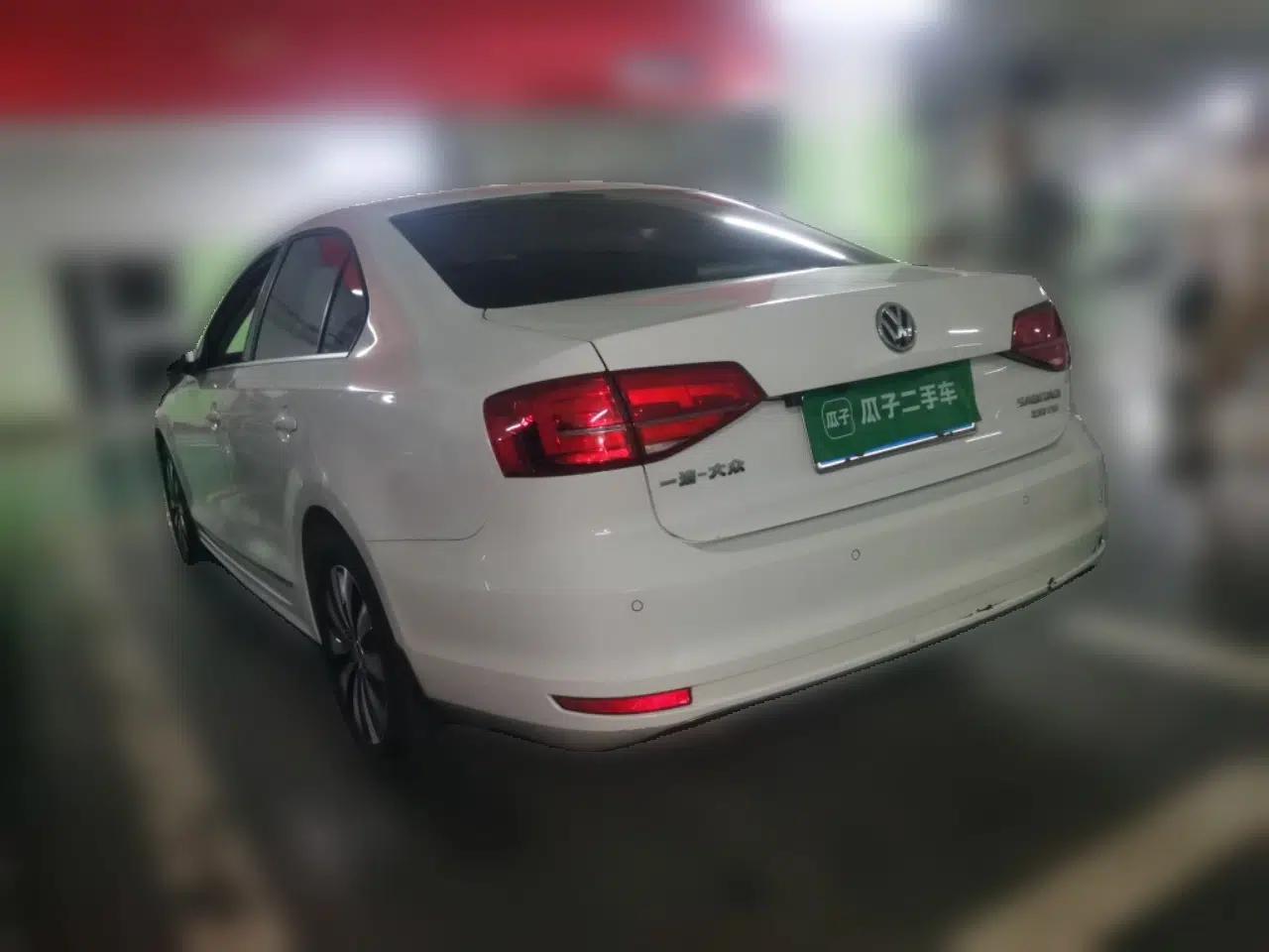 Volkswagen Sagitar 2015 230TSI Automatic Luxury Model — миниатюра 4