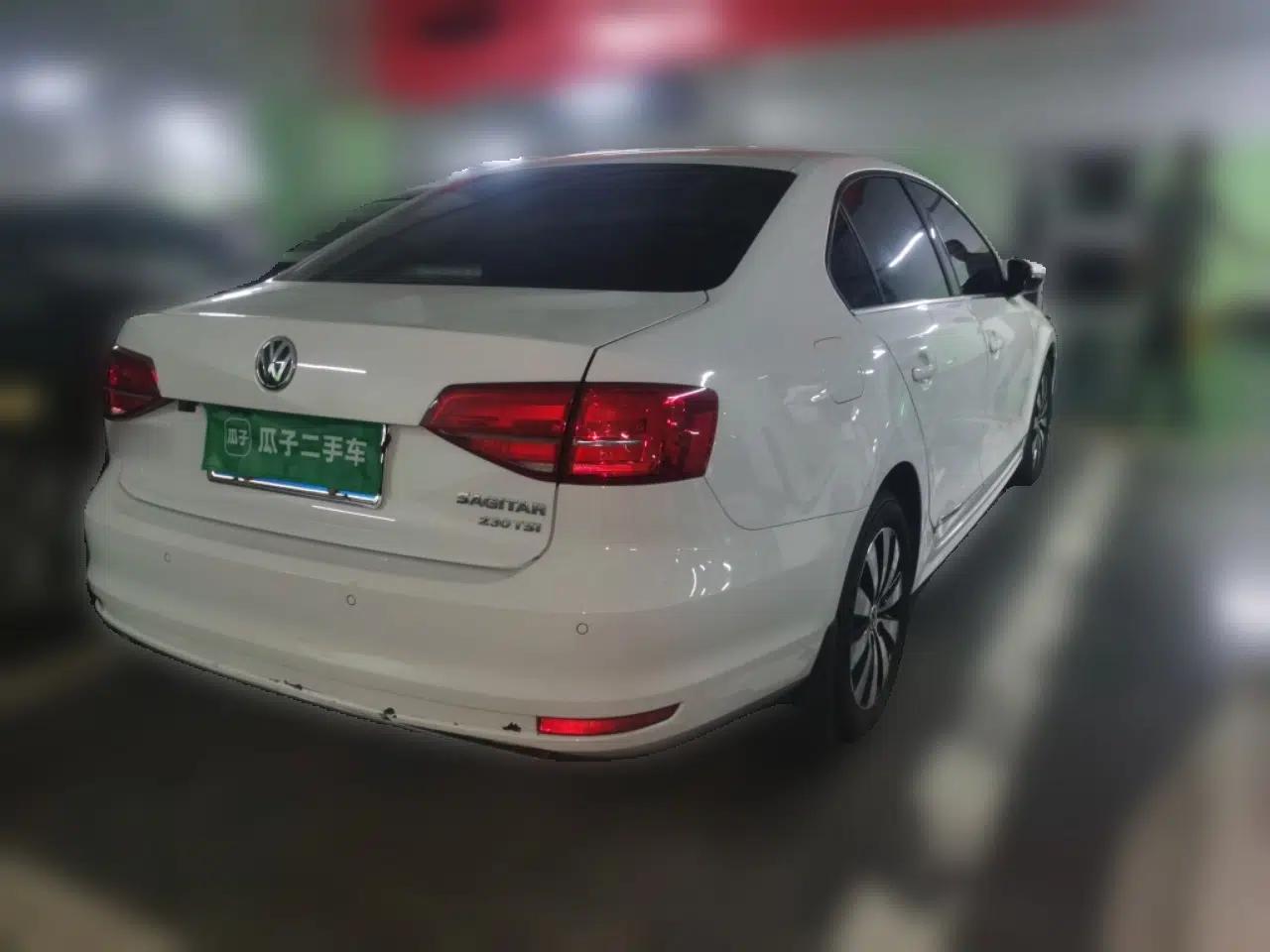 Volkswagen Sagitar 2015 230TSI Automatic Luxury Model — миниатюра 6