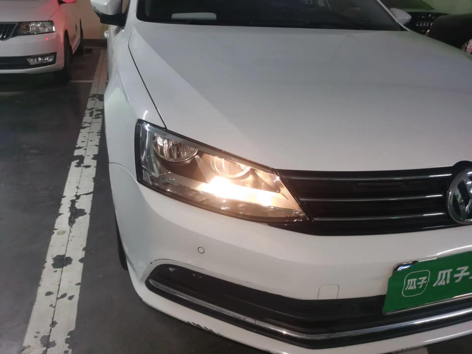 Volkswagen Sagitar 2015 230TSI Automatic Luxury Model — миниатюра 7