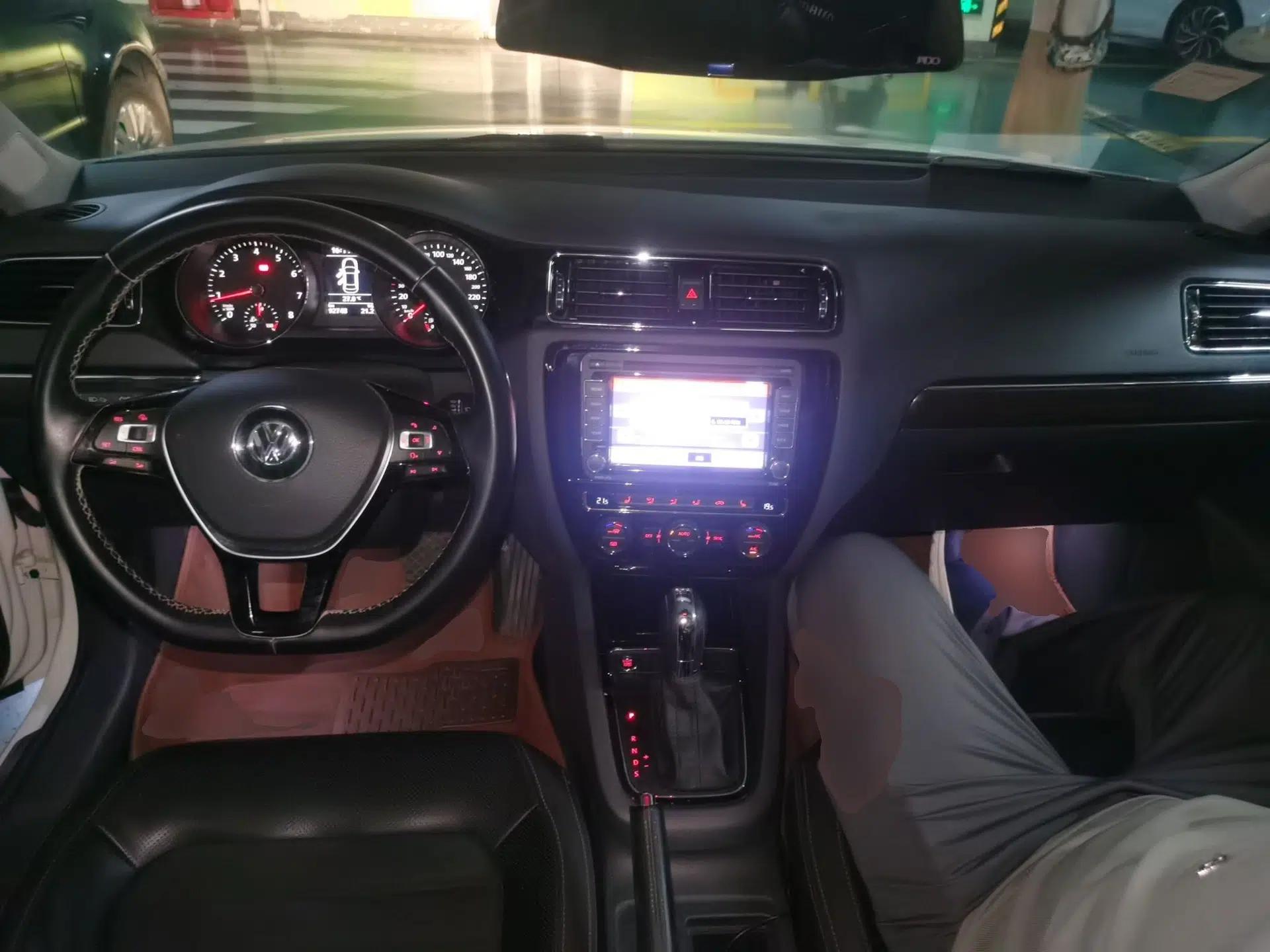 Volkswagen Sagitar 2015 230TSI Automatic Luxury Model — миниатюра 9