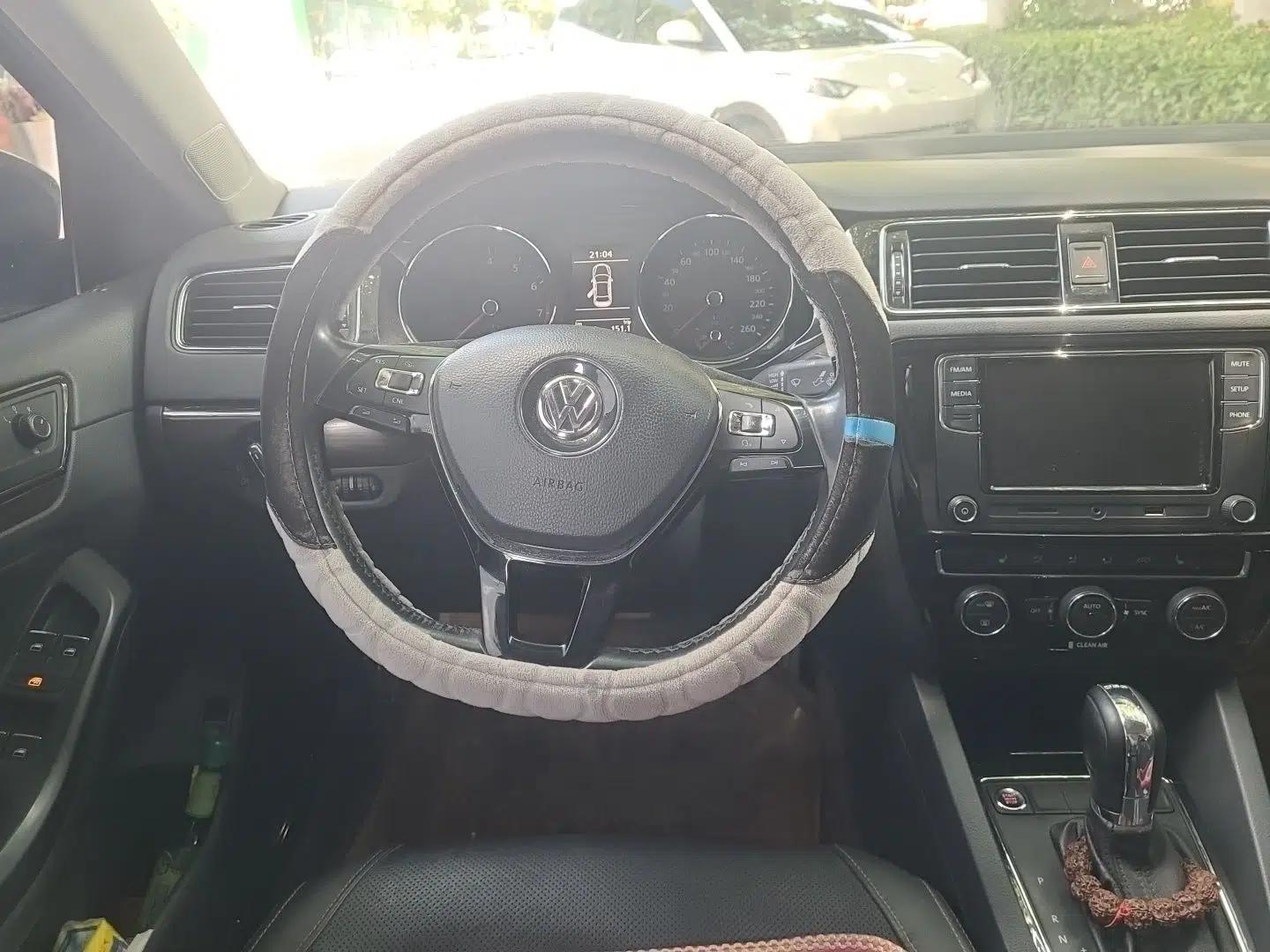 Volkswagen Sagitar 2017 230TSI Automatic Luxury Edition — миниатюра 10