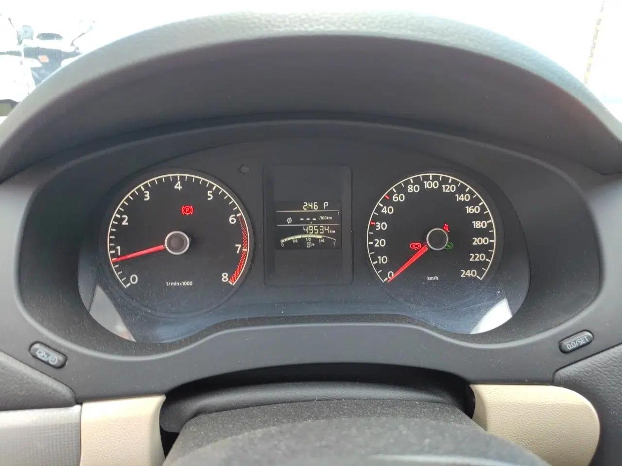 Volkswagen Sagitar 2012 1.6L Automatic Comfort Edition — миниатюра 11